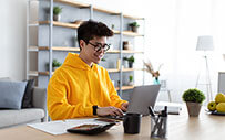 A young student pursues an online degree.